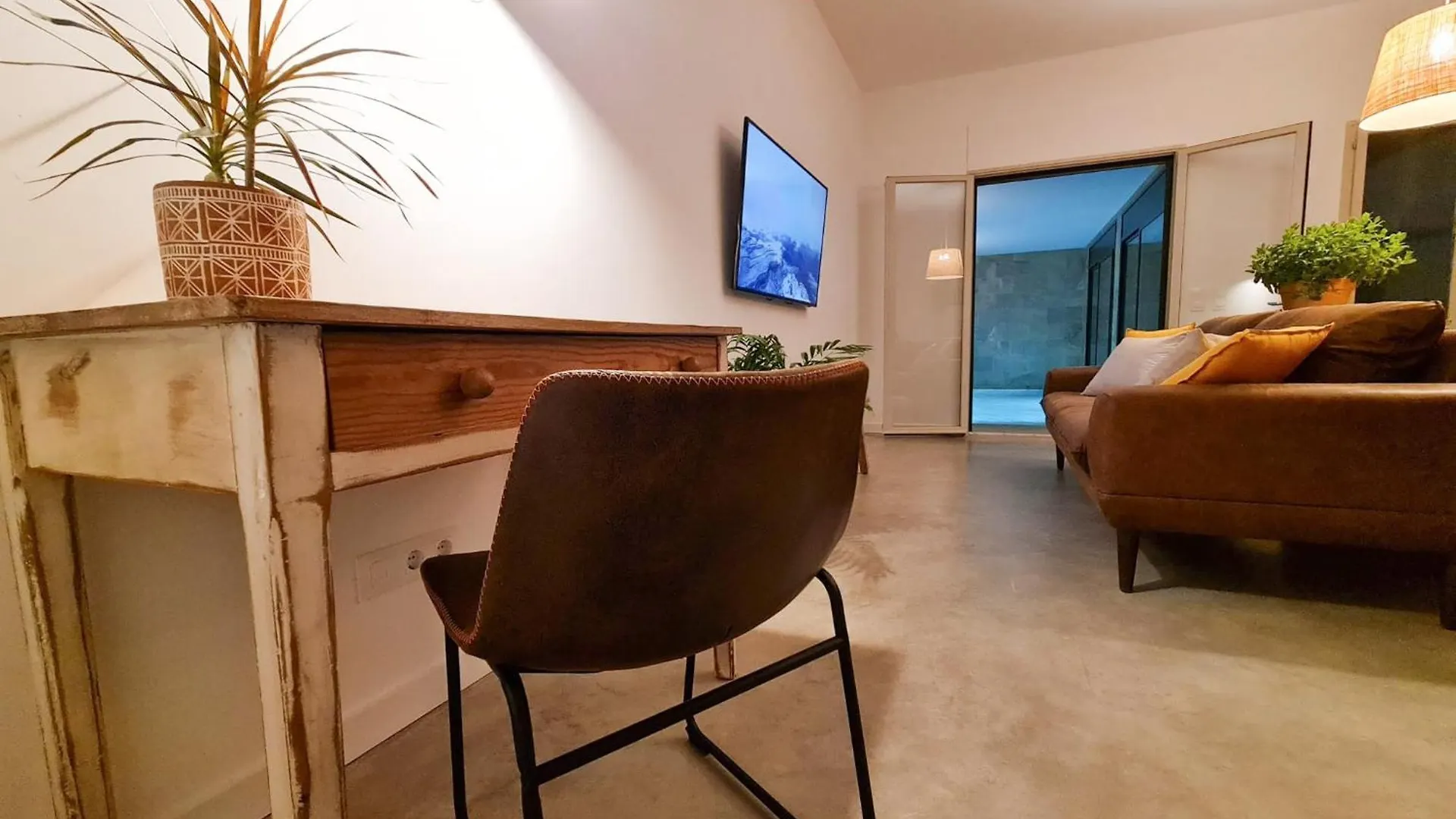 Loft Con Piscina Climatizada De Agua Salada Y Parking En El Centro De Figueres Apartment Figueres   Figueres (Girona)
