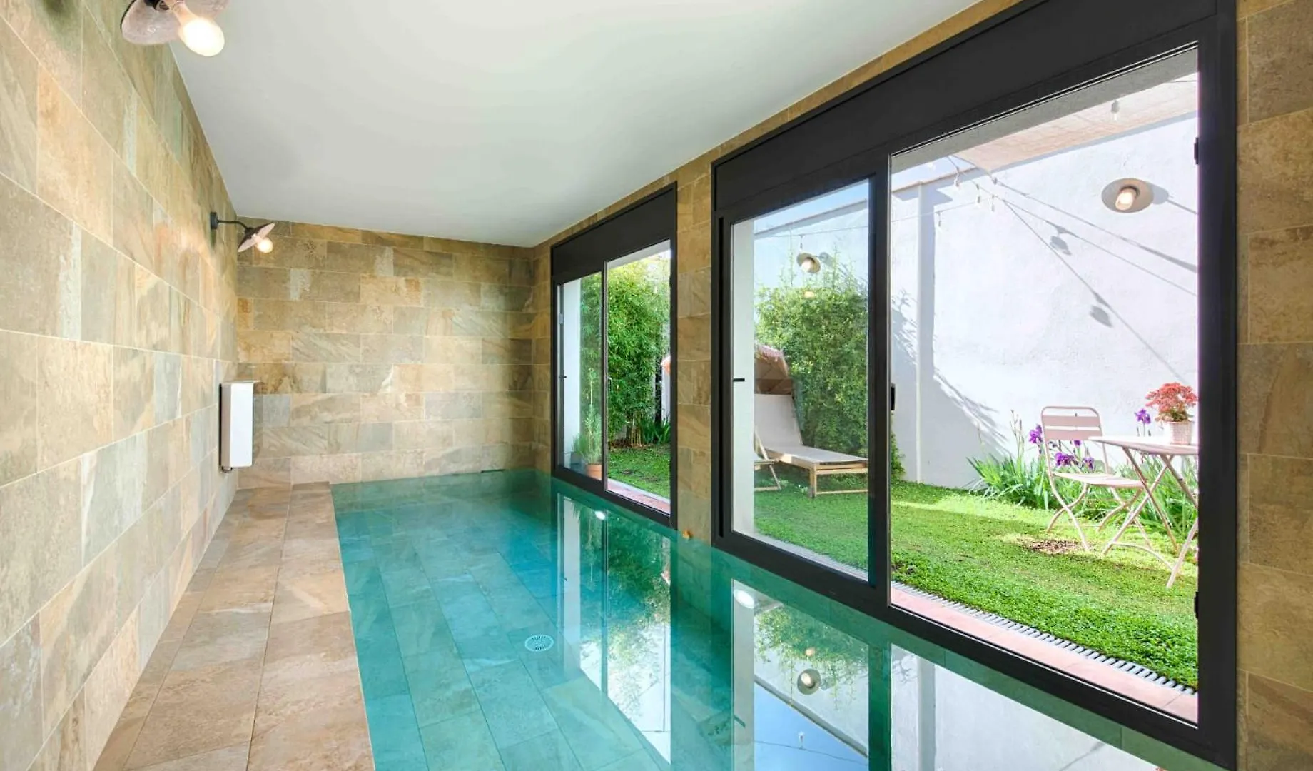 Appartement Loft Con Piscina Climatizada De Agua Salada Y Parking En El Centro De Figueres à Figueras