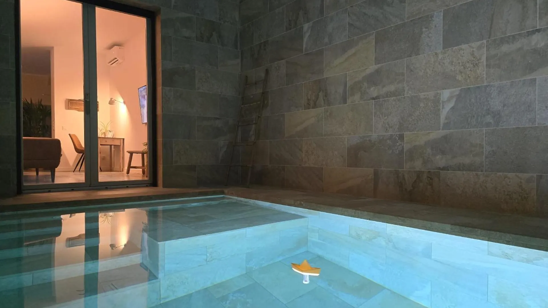 Loft Con Piscina Climatizada De Agua Salada Y Parking En El Centro De Figueres Appartement Figueres  0*, Figueres (Girona) Spanje